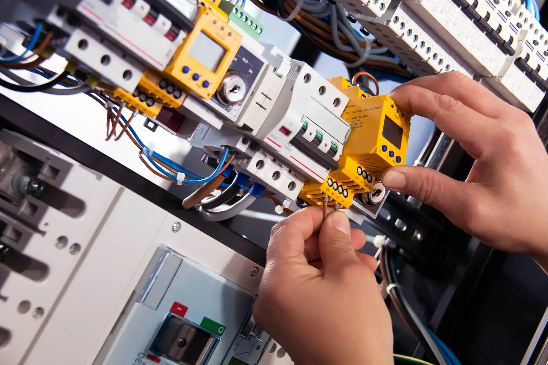 Certified electricians in Maida Vale